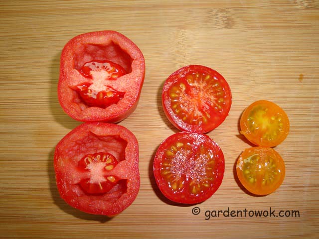 cross section of tomatoes (06564)